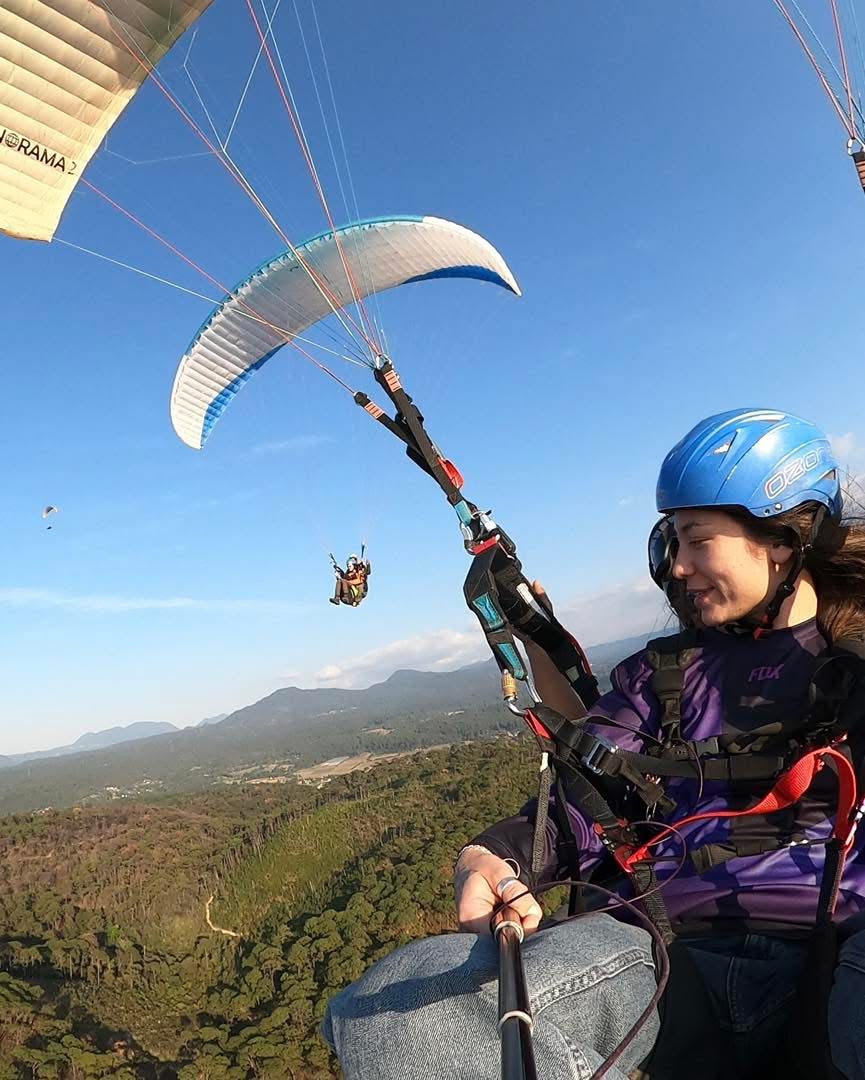 Pasajera en parapente