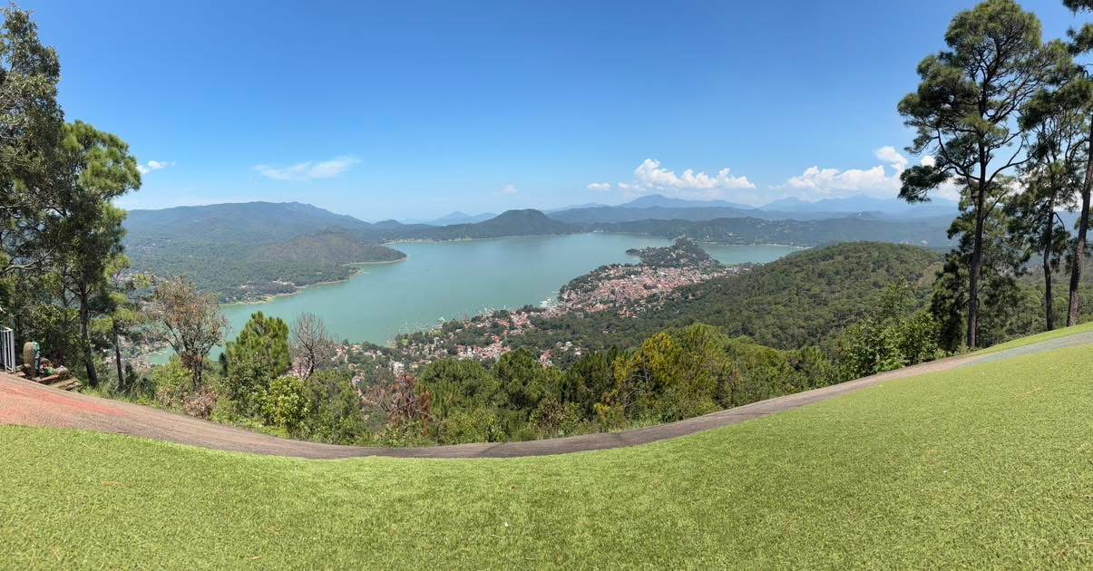 Vista panorámica del lago de Valle de Bravo